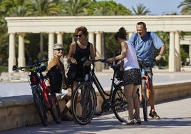Personas montando bicicleta por el viejo cauce del río Turia