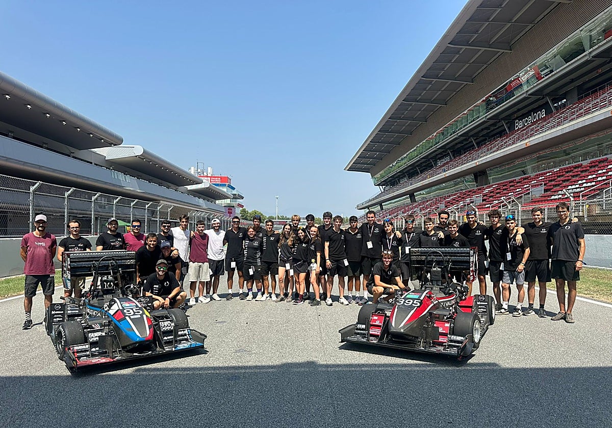 El equipo de Fórmula Student, con los dos monoplazas diseñados.