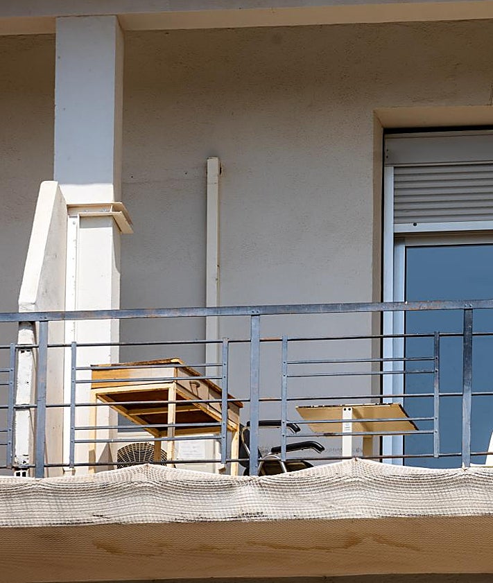 Imagen secundaria 2 - Itziar y Alicia, Sergio, chófer del autobús, y una de las habitaciones aún en uso.