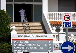 Un sanitario accede ayer al hospital Doctor Moliner de Porta Coeli.