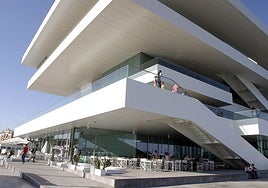 La víctima fue encontrado por los agentes inconsciente en un lateral bajo las escaleras del edificio del Veles e Vents de Valencia.
