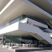 La víctima fue encontrado por los agentes inconsciente en un lateral bajo las escaleras del edificio del Veles e Vents de Valencia.