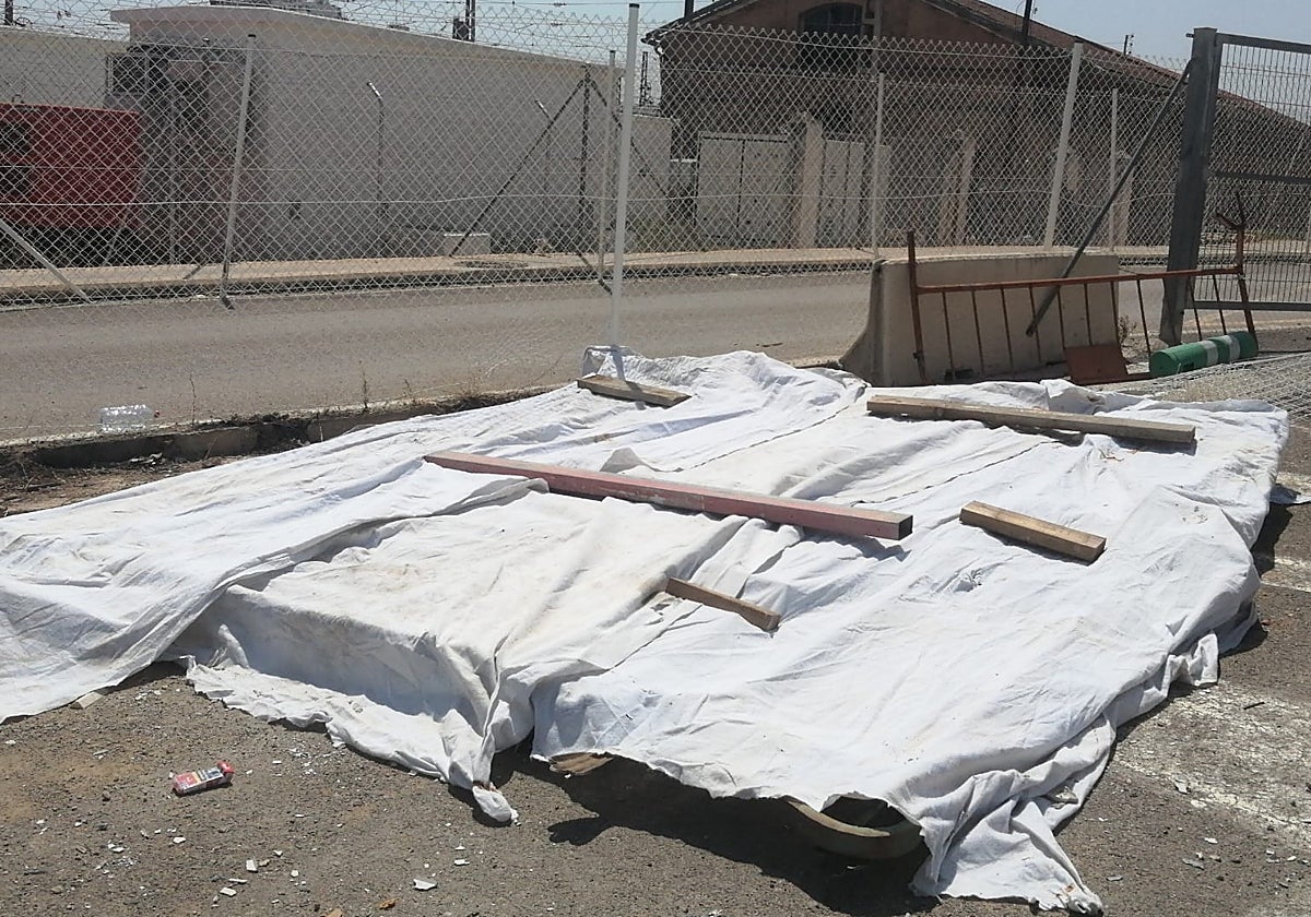 La antigua verja, tapada.