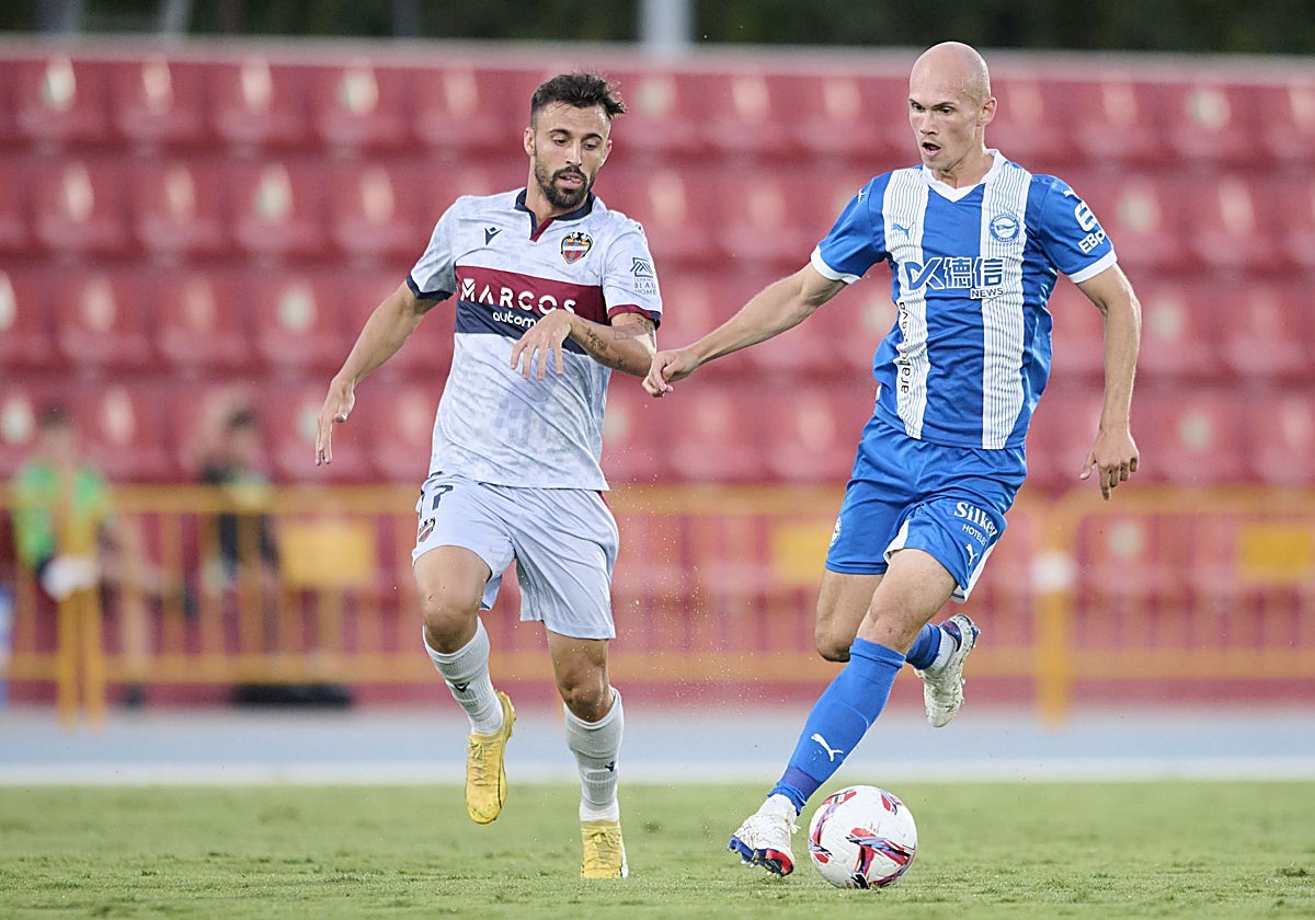 Clemente y Guridi en un partido entre Levante y Alavés.