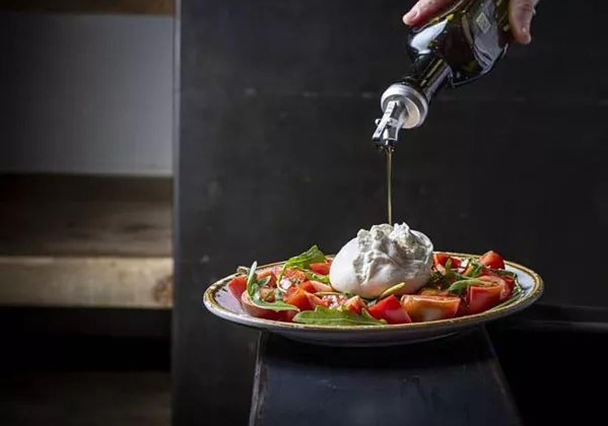 Uno de los platos que se sirven en este bar de tapas que la Guía Michelin ha seleccionado.