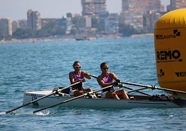 Carla Miñana y Sara Albanell disputando el campeonato.