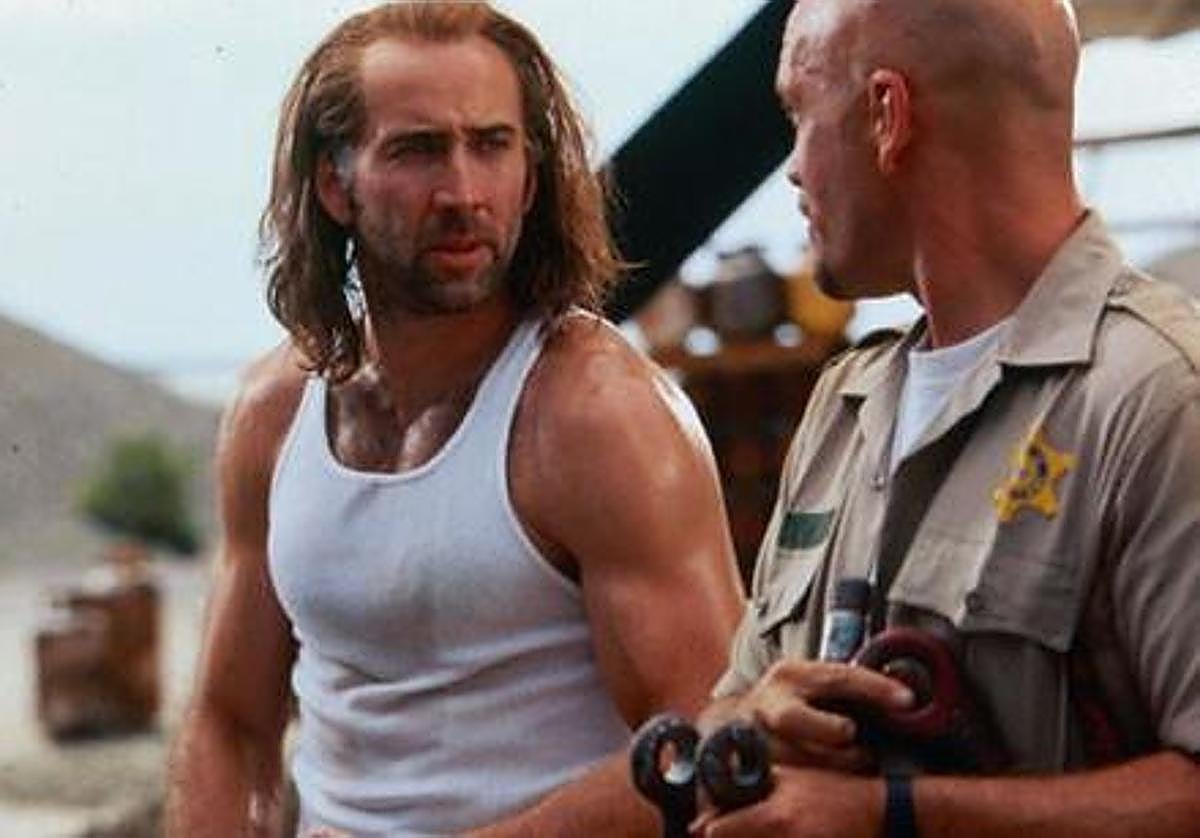 Un fotograma de 'Con Air (Convictos en el aire)'.