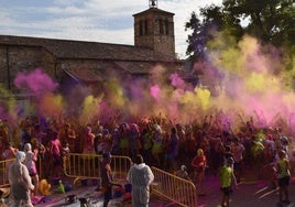 Imagen de archivo de una Holi Run en las fiestas de un pueblo.