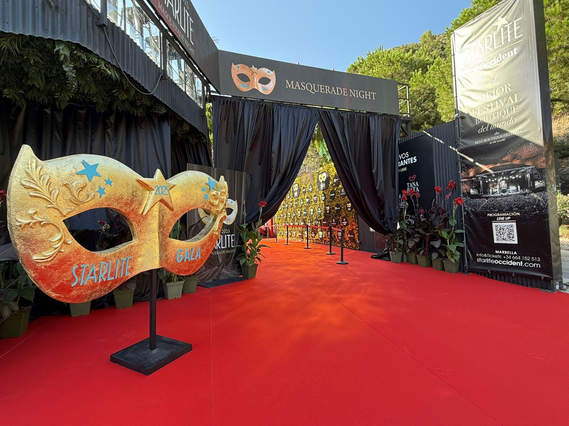 Una de las máscaras que decoraban el acceso a la Gala Starlite en Marbella.