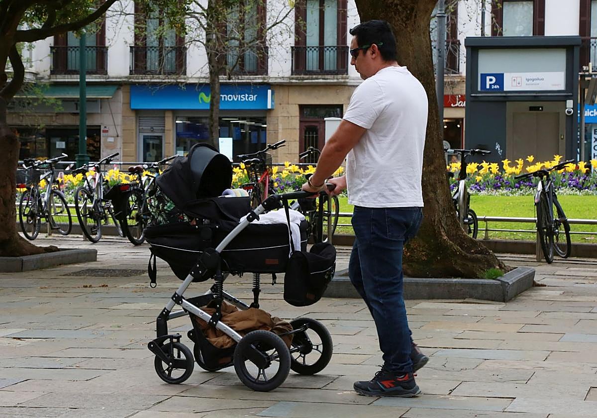 Un padre cuidando de su hijo.