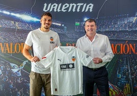 Ugrinic posando con la camiseta del Valencia junto a Gourlay.
