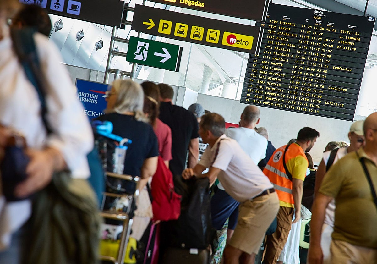 Pasajeros en el aeropuerto de Manises.