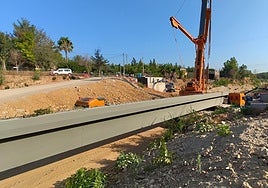 Colocación de una de las vigas sobre el barranco.