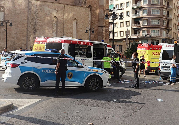 A la derecha la ambulancia que ha atropellado a la menor al no poder esquivarla.