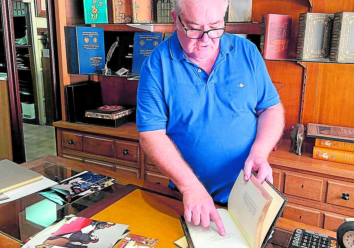 José Llorens muestra uno de los libros que ha encuadernado.