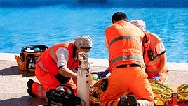 Los servicios médicos intentan reanimar a una persona que sufre ahogamiento.