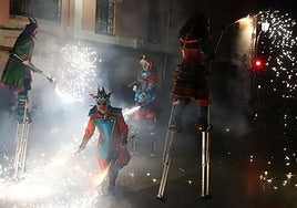 Imagen de archivo del espectaculo de pirotecnico Correfocs Damonion.