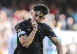 Diego López celebra tras anotar en el Benito Villamarín