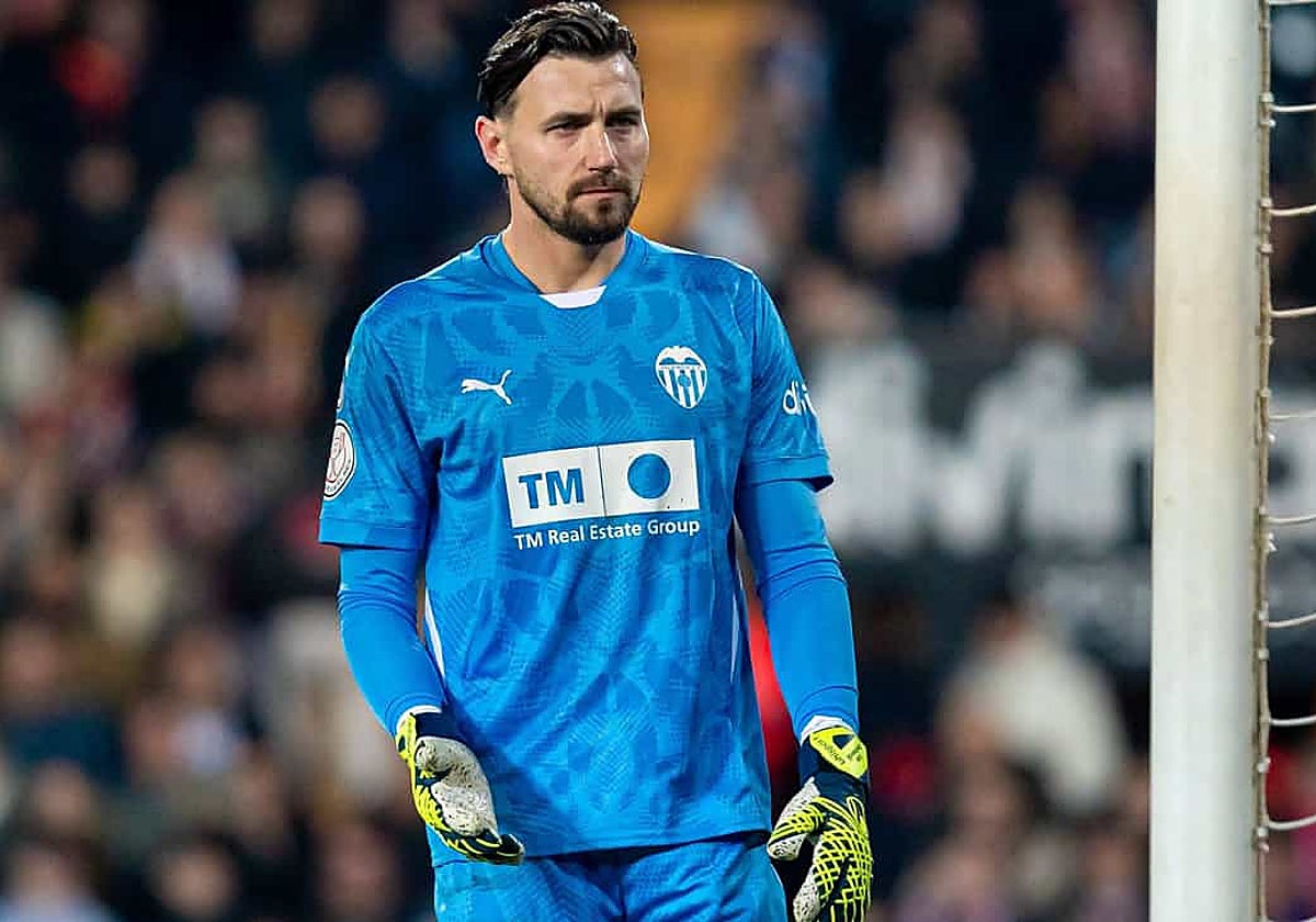 Dimitrievski en un partido con el Valencia.