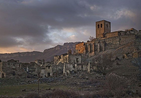 Visitas de las ruinas del pueblo de Esco