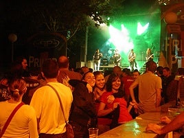 Personas disfrutando la verbena nit de paelles