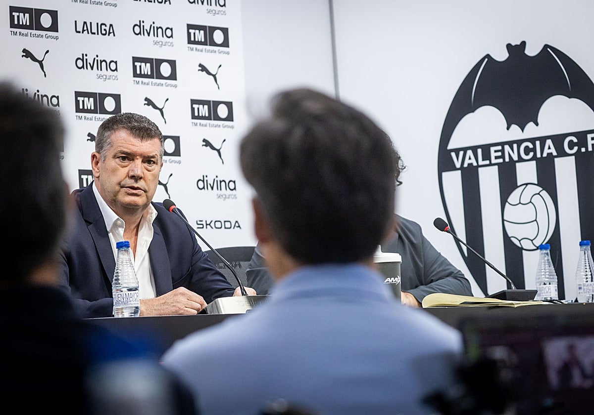 Miguel Ángel Corona, con camisa azul, escucha las reflexiones de Ron Gourlay.