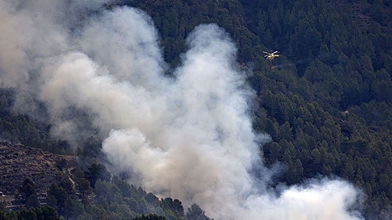 Alpuente, Millares, Enguera... el fuego amenaza los montes de la Comunitat