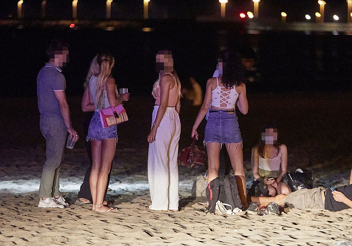 Jóvenes de botellón en la playa de las Arenas de Valencia donde se produjo la violación grupal en junio de 2022.
