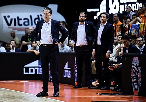 Pedro Martínez, Adrian Kovacs y Xavi Albert, durante un partido en la Fonteta.