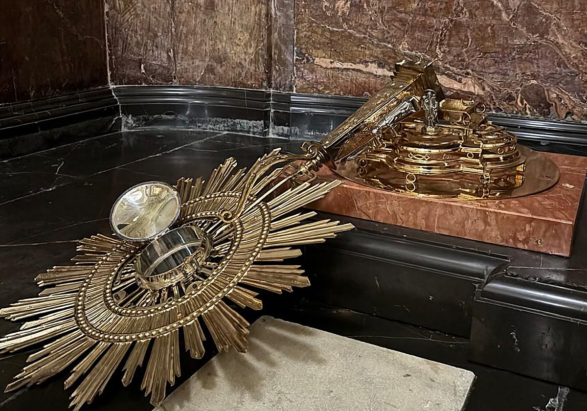 Estado en el que quedó la custodia en la capilla de Adoración Perpetua.