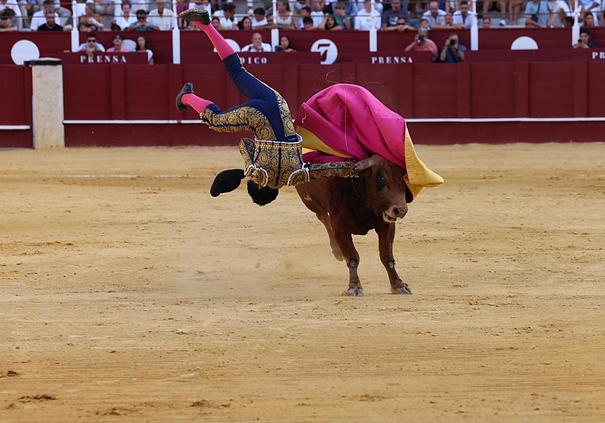 Momento de la cogida de Artazos.