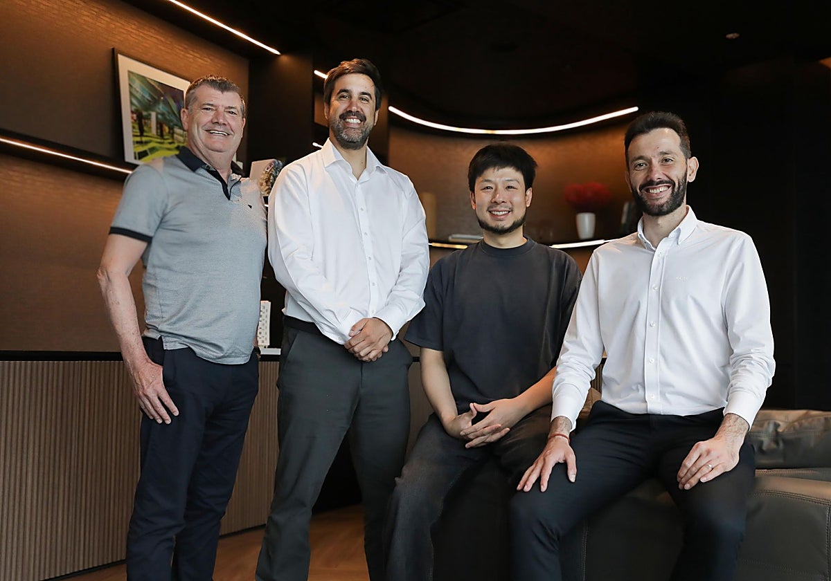 Ron Gourlay, Javier Solís, Kiat Lim y Carlos Corberán, en Singapur.