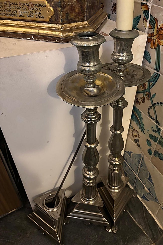 Los candeleros que golpearon la custoria.