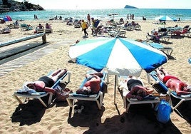 Turistas tomando el sol en una playa del Mediterráneo