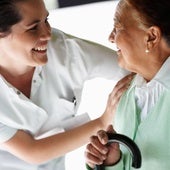 Enfermera atiende a una anciana en un hospital