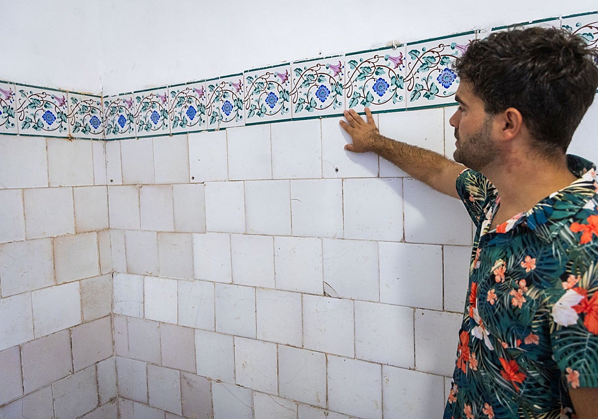 Imagen principal - Azulejos de la alquería de Benimaclet y Manuel García-Pardo y Miguel Maestegui, con una de las acciones reivindicativas que han realizado.