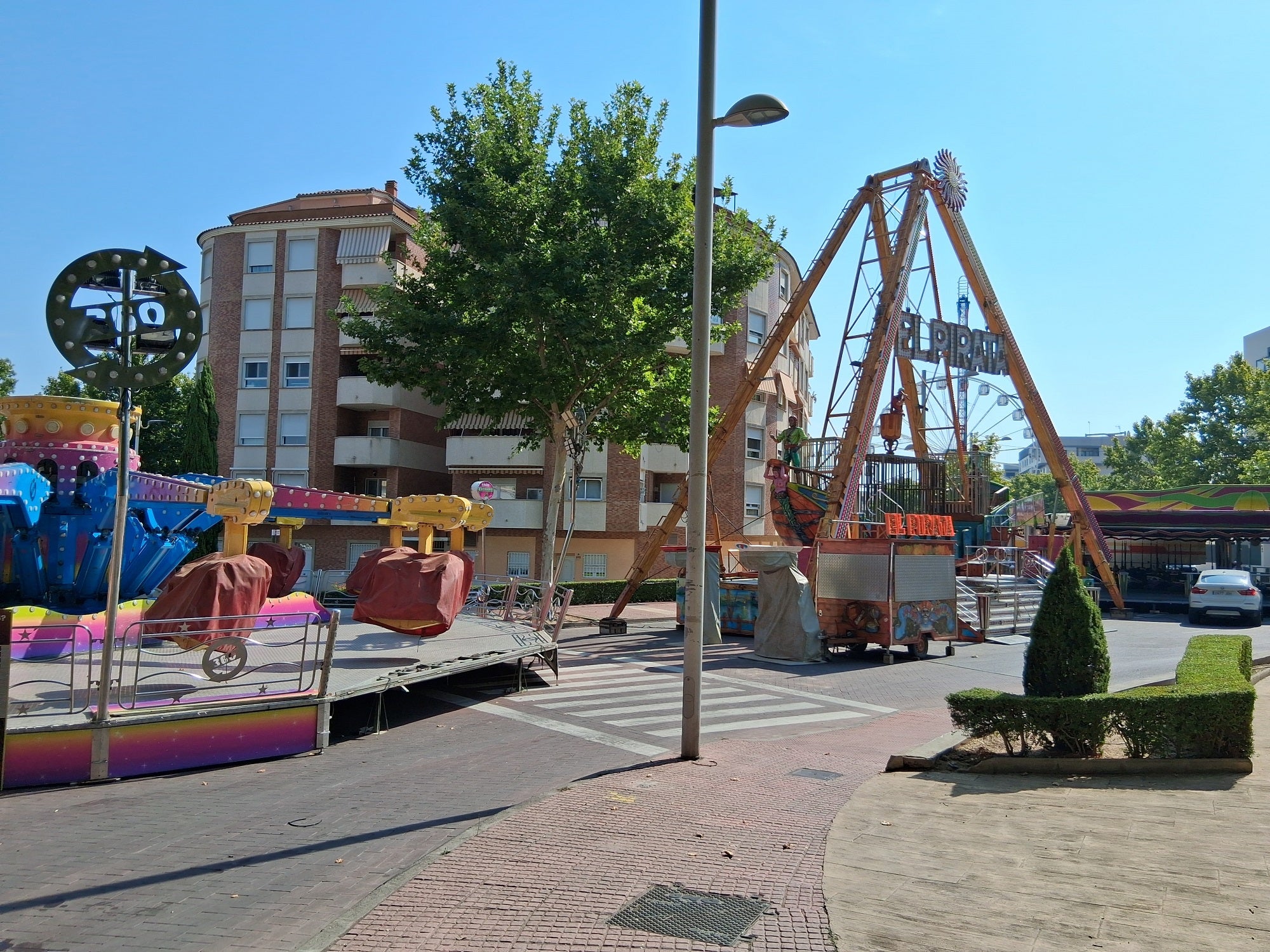 Arriba, ubicación de las atraccines de mayores. Abajo, el tradicional puesto de bastones.
