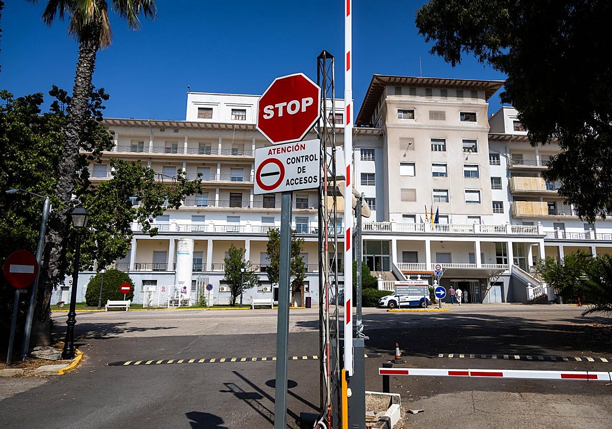 El hospital Doctor Moliner, visto desde la zona de control de acceso.