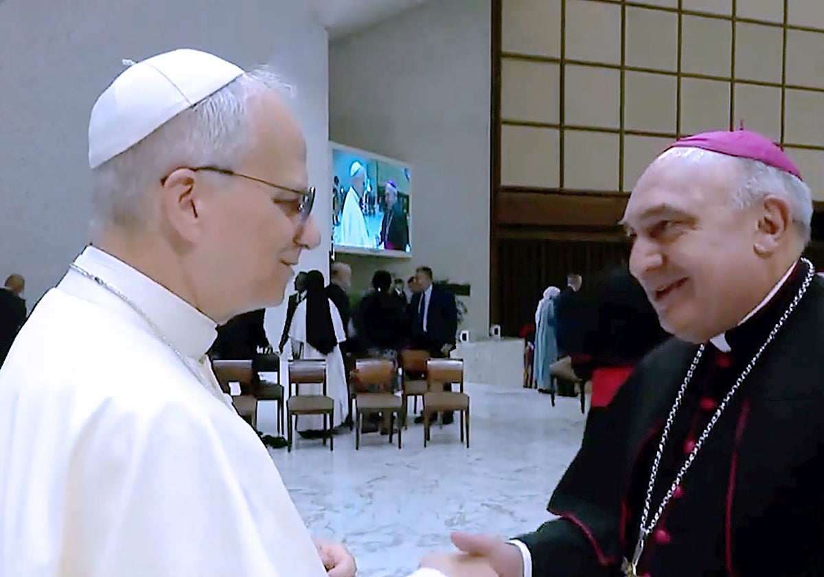 El Papa León XIV y el arzobispo de Valencia, Enrique Benavent.