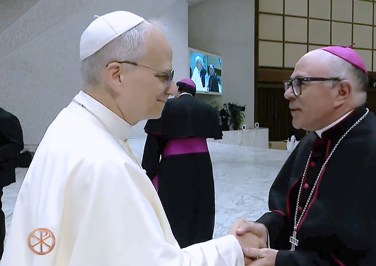 Imagen secundaria 1 - El Papa León XIV junto a los obispos auxiliares Fernando Ramón y Arturo Javier García.
