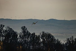 Medio aéreo trabajando en el incendio de Teresa de Cofrentes.