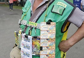 Un vendedor de la ONCE en una imagen de archivo.