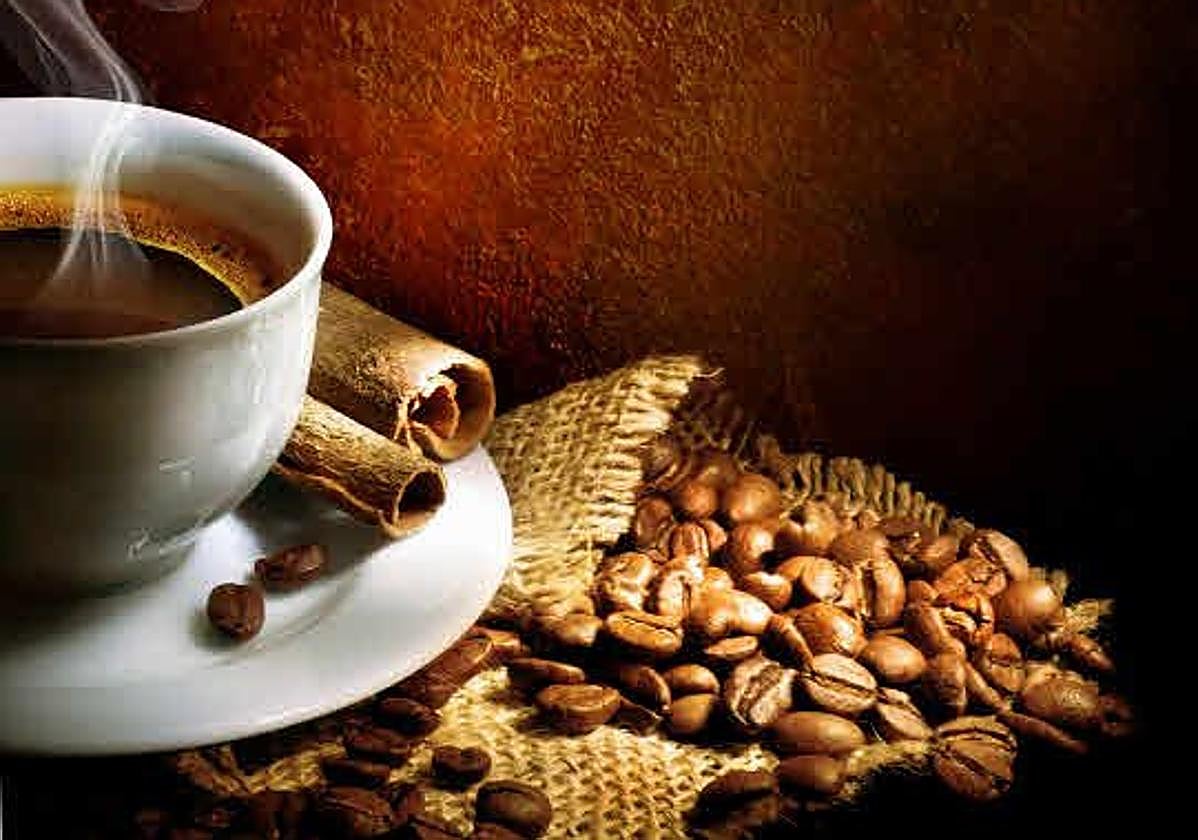 Taza de café y granos de café, imagen de archivo.