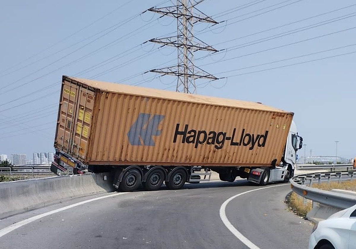 El camión se ha subido a la medianera en la V-30 a la altura de Mercavalencia.