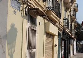 Los inquilinos fueron tirados de esta casa y sus enseres los localizaron en los contenedores al fondo de la imagen.