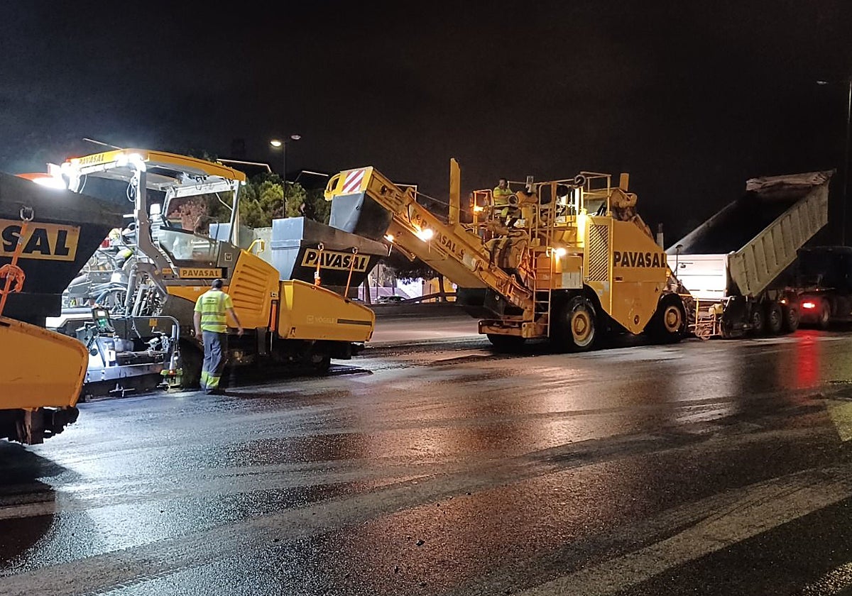 Obras en la Pista de Ademuz, que en estos días corta la autovía en sentido Llíria.