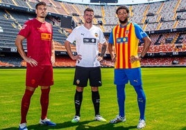 Ugrinic, Santamaria y Danjuma posan con las equipaciones de esta temproada.