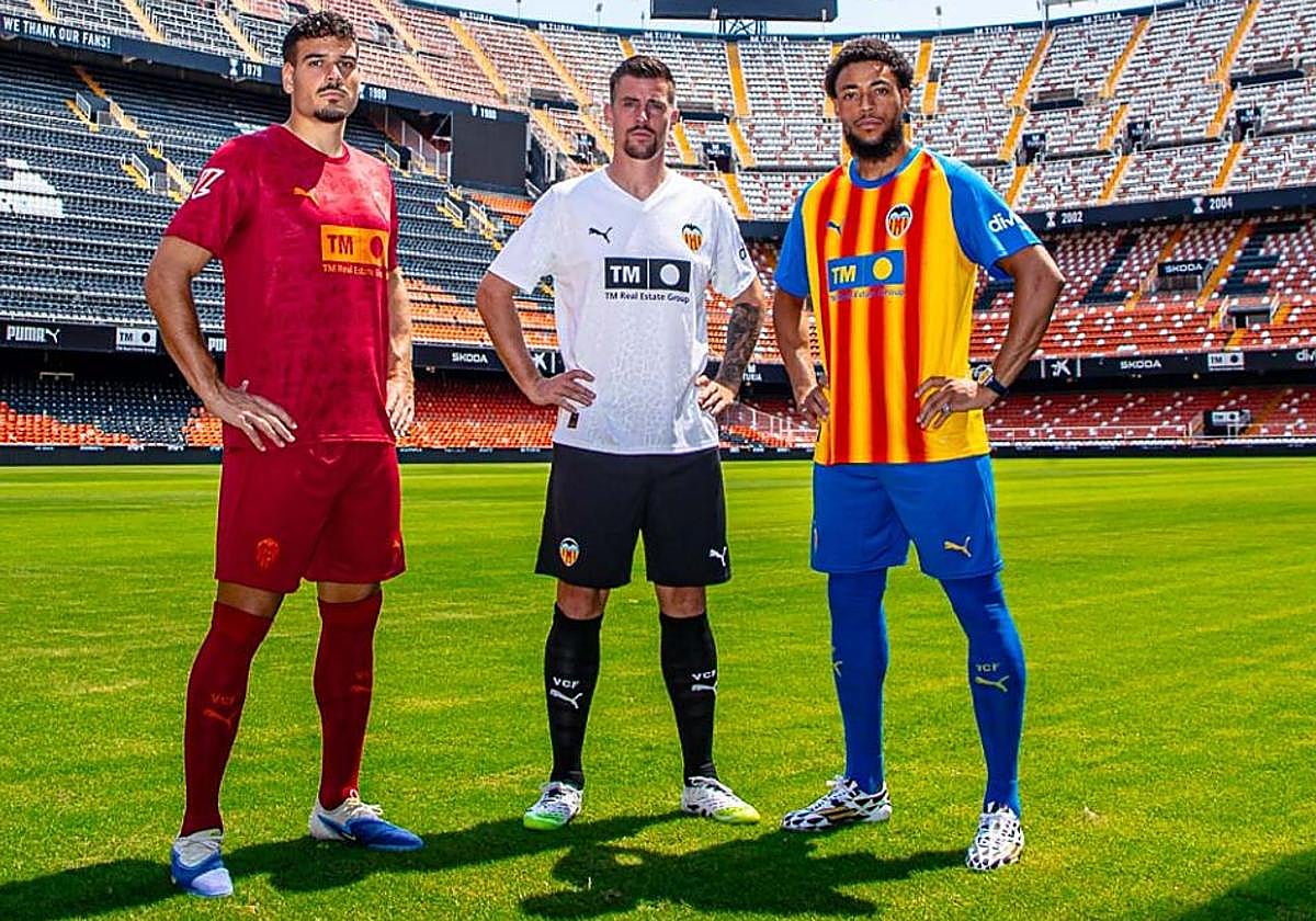 Ugrinic, Santamaria y Danjuma posan con las equipaciones de esta temproada.