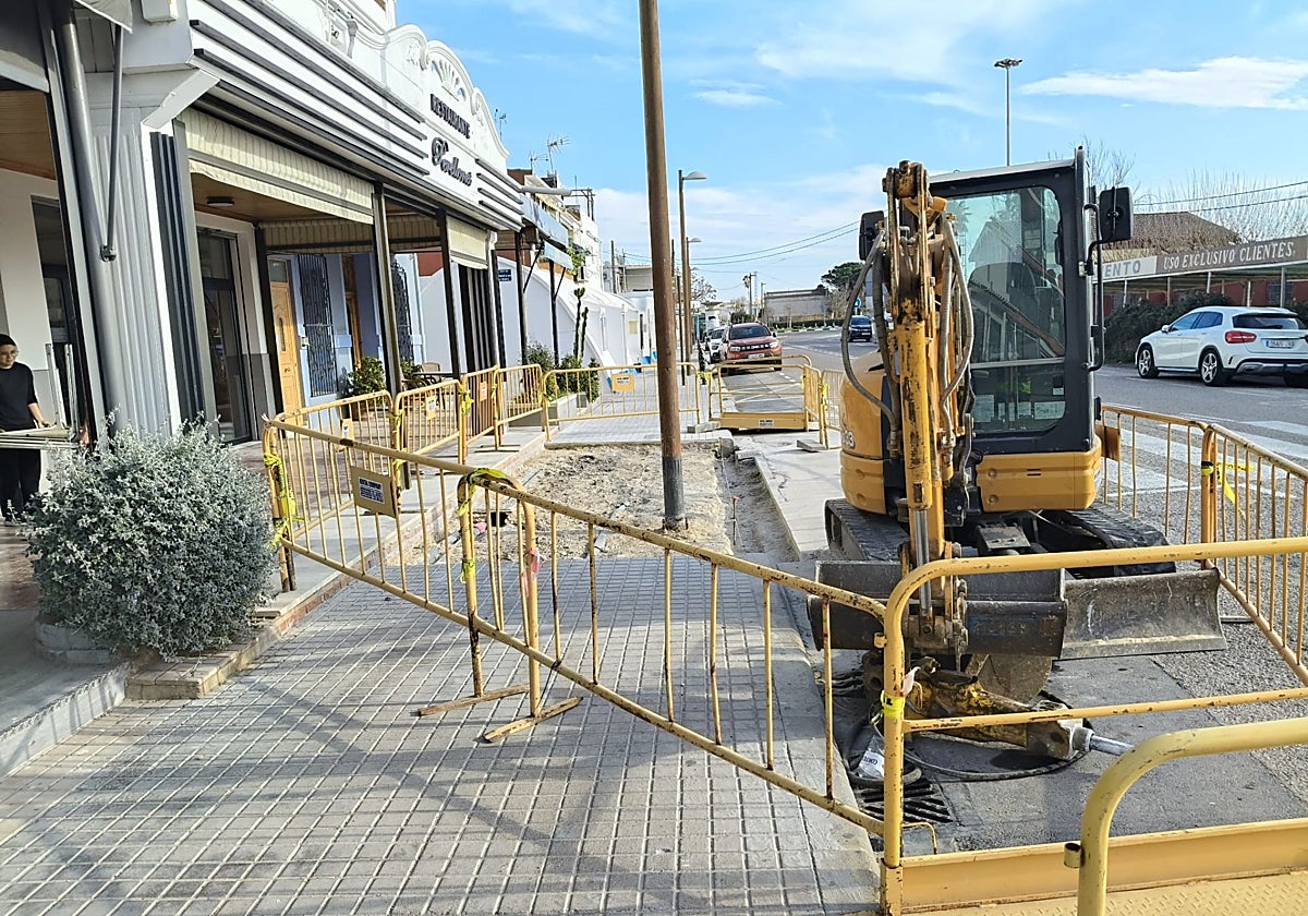 Obras en una acera de la pedanía de El Perellonet.