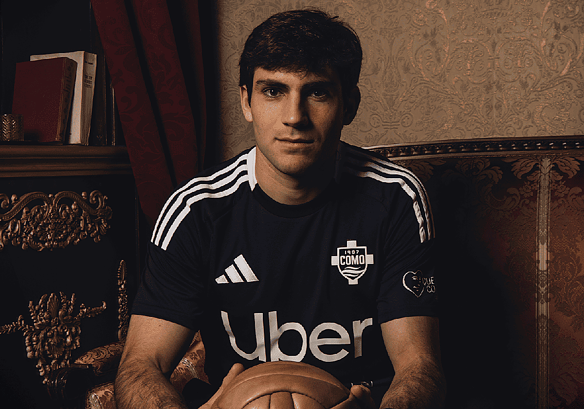 Iván Azón en su presentación como fichaje del Como 1907.